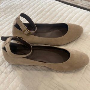 born 8.5 taupe suede flats